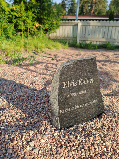 Lemmikin Hautakivi kaiverruksella, koiran / kissan hautakivi nimellä